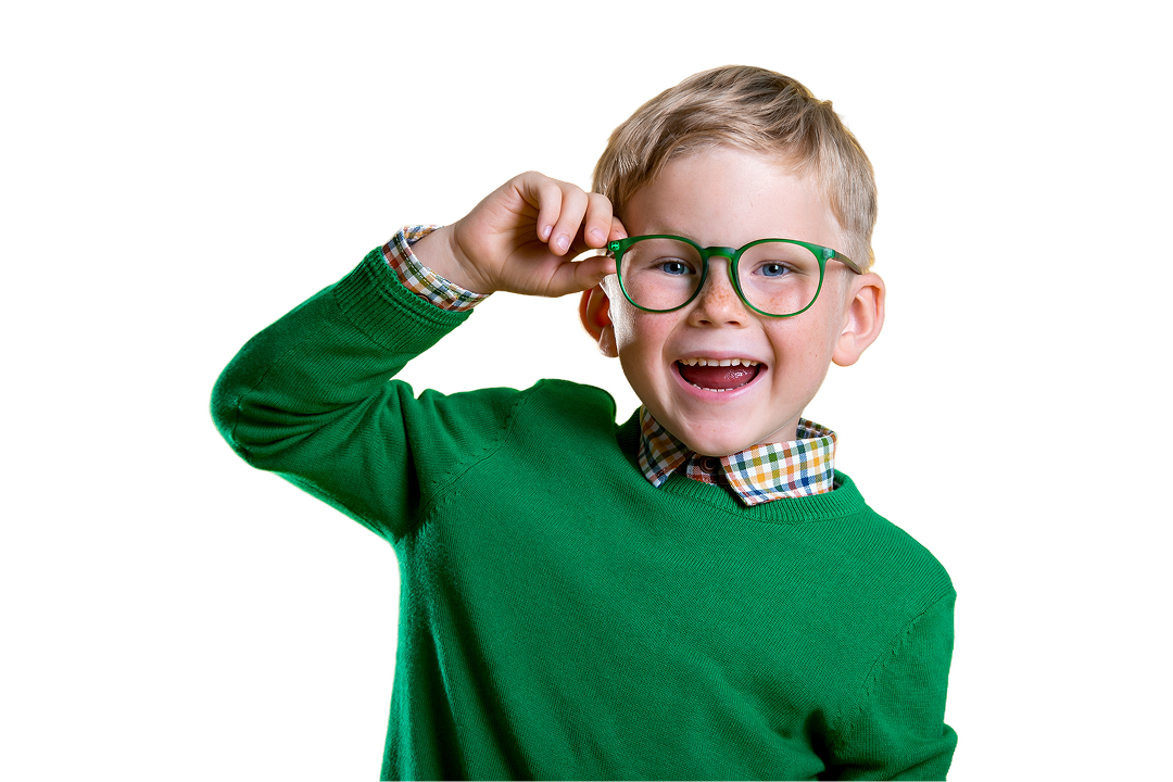 Szczęśliwe dziecko trzymające zielone okulary